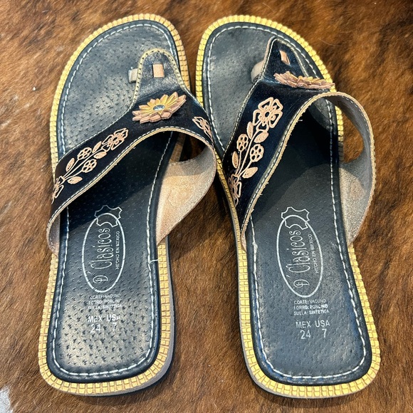 Leather Thong Style Sandals - Picture 2 of 4